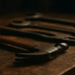 Como Usar Ferramentas Antigas em Decoração Masculina Minimalista